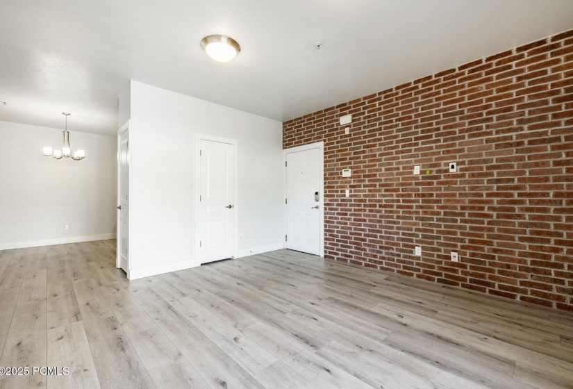 001_170_east_belmont_avenue004_461