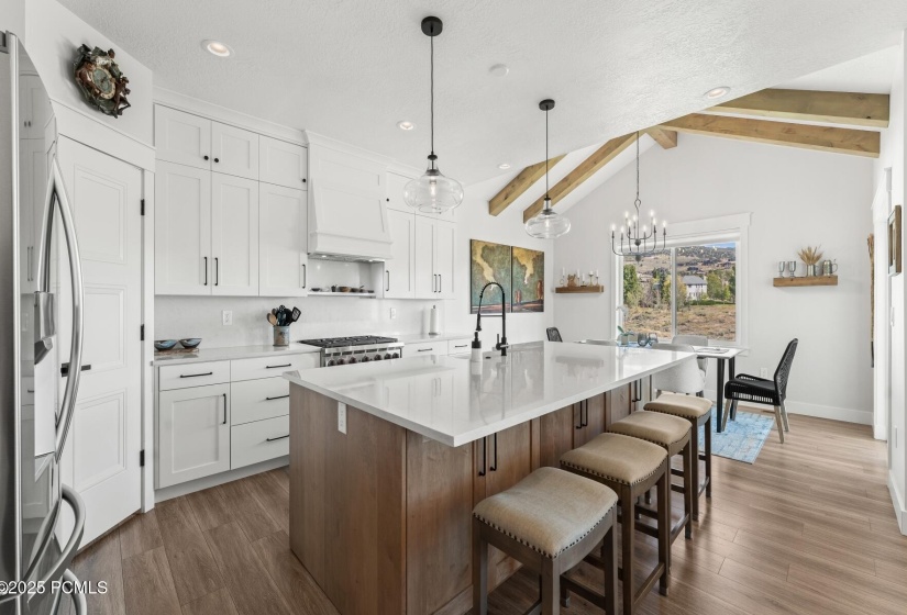 9_Kitchen-Dining_1800x1200_4073961