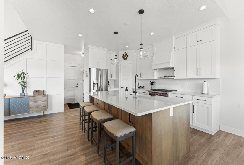 10_Kitchen-Dining_1800x1200_4073959