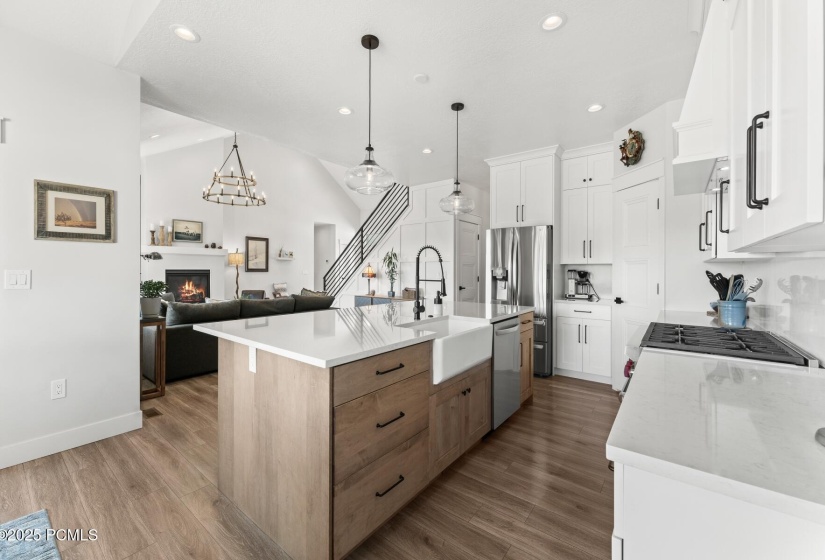 11_Kitchen-Dining_1800x1200_4073963