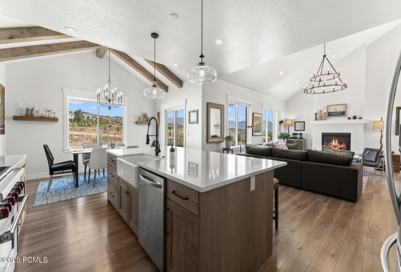 12_Kitchen-Dining_1800x1200_4073964