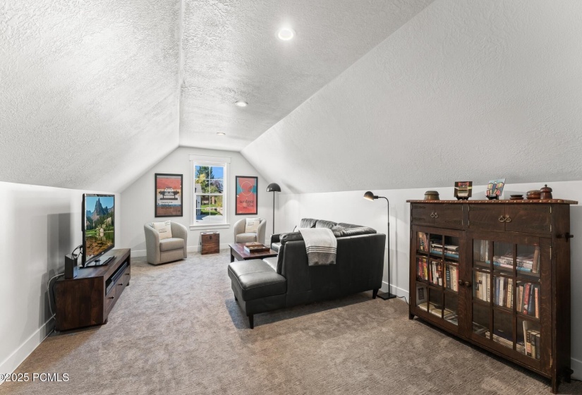 27_Attic-Livingroom_1800x1200_4073979
