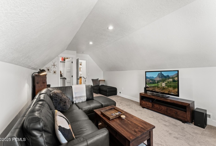 28_Attic-Livingroom_1800x1200_4073980