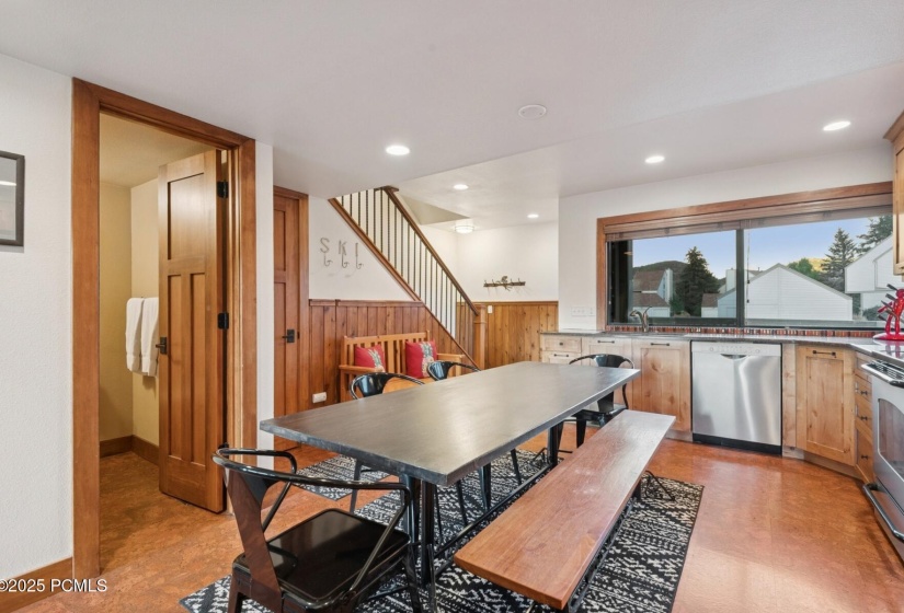 9_Kitchen-Dining_1800x1200_4270750