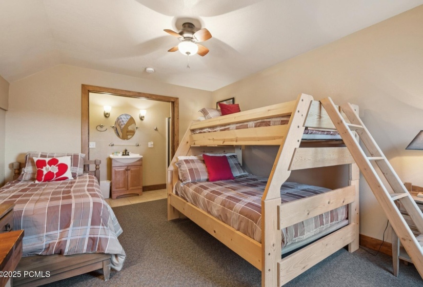 23_Bedroom_1800x1200_4270741