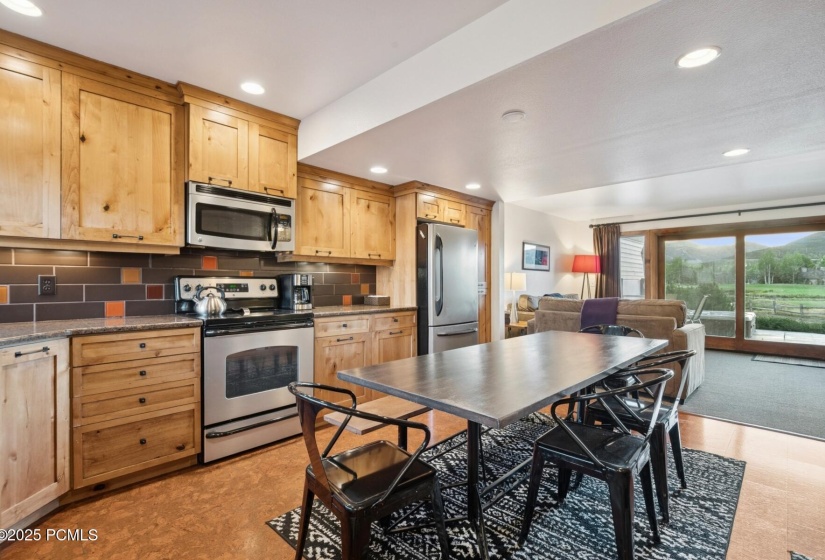 7_Kitchen-Dining_1800x1200_4270748