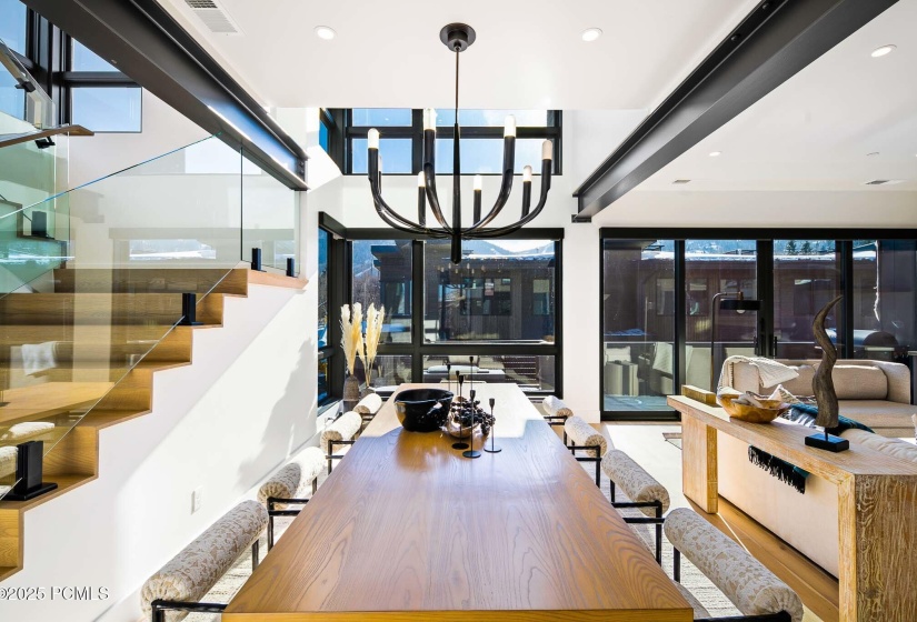 021_livingroom_9_dining_table_with_stair