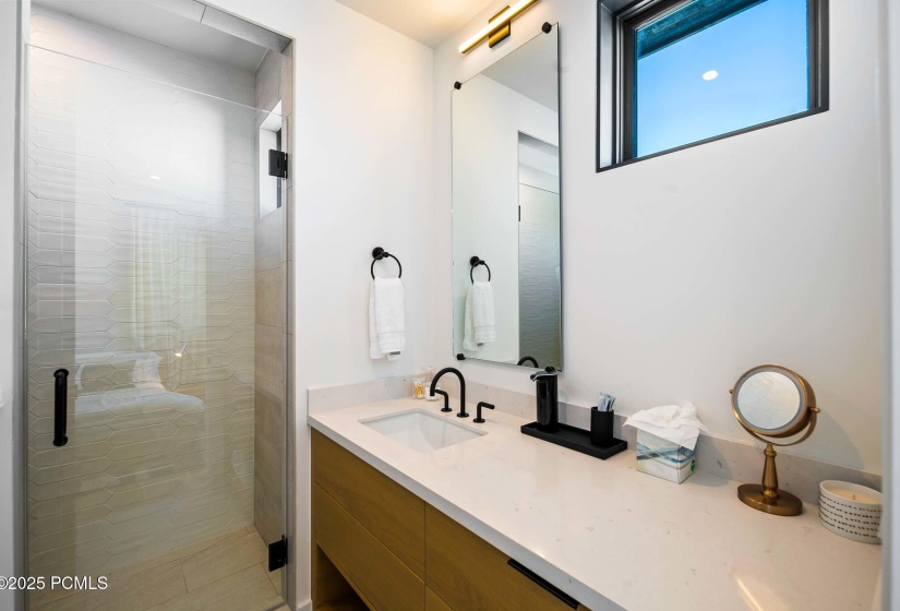 040_bedroom_2_guest_master_king_bathroom