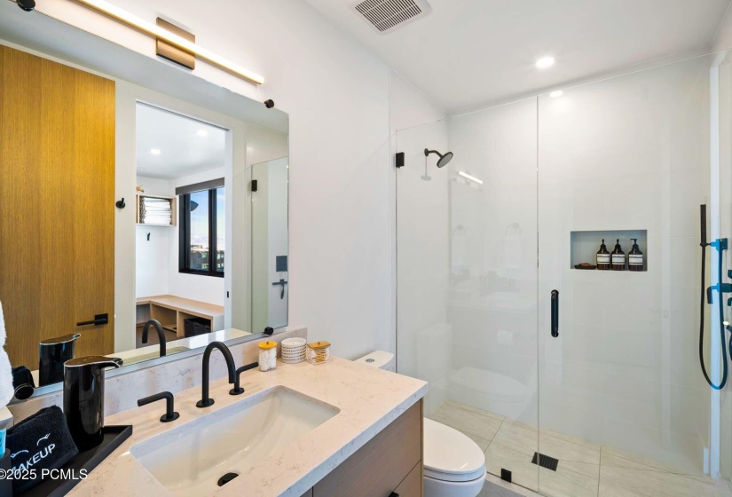 046_bedroom_4_main_level_bathroom_1_656
