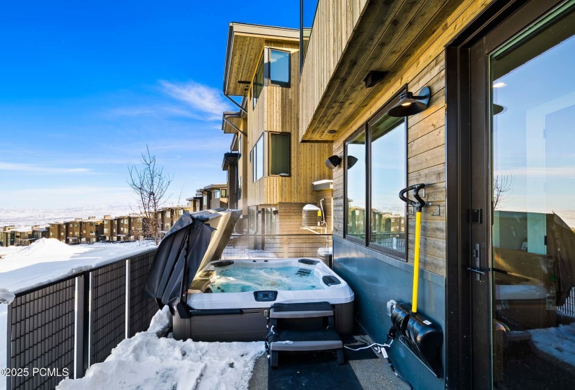 052_hot_tub_with_a_view_693