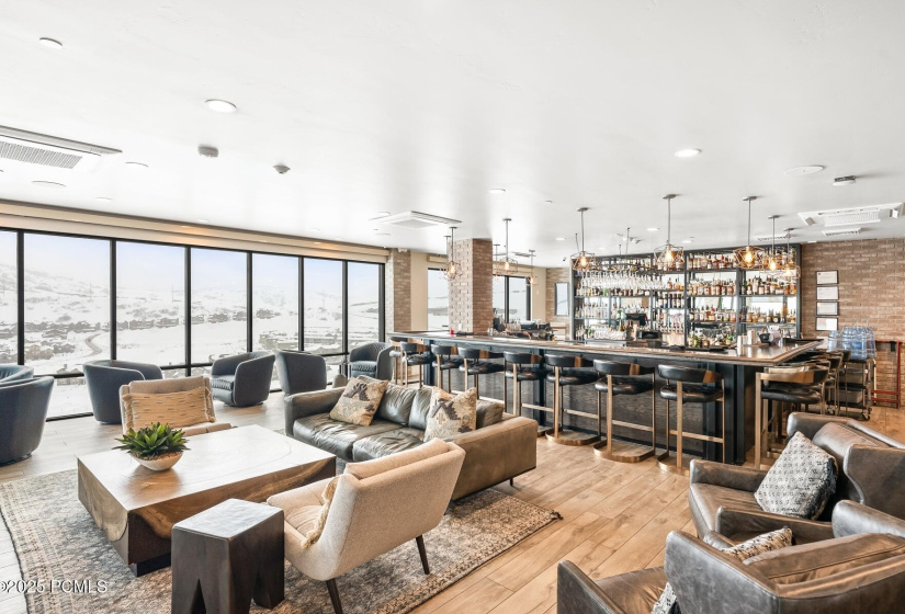 32_Indoor-Amenities_1800x1200_4012659