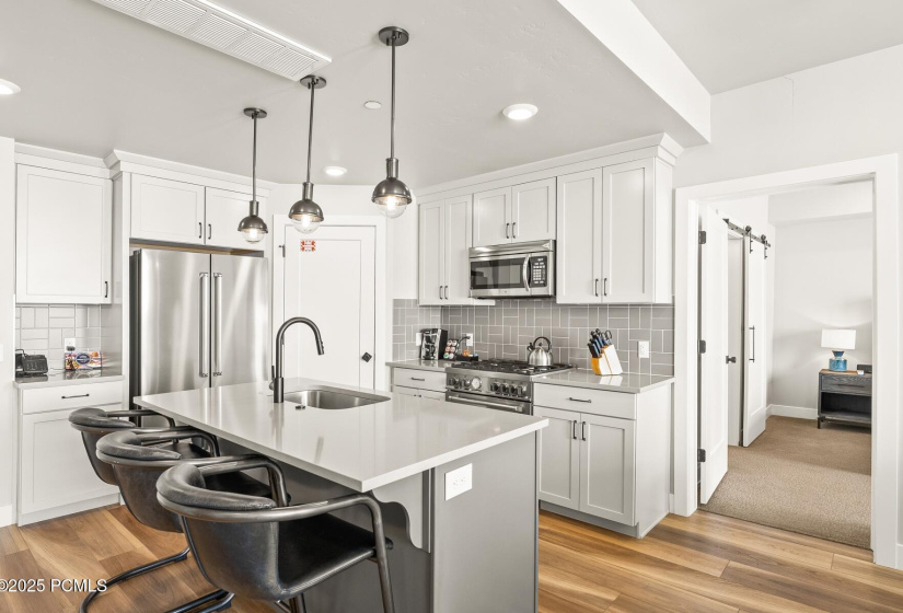 6_Kitchen--Dining_1800x1200_4012639