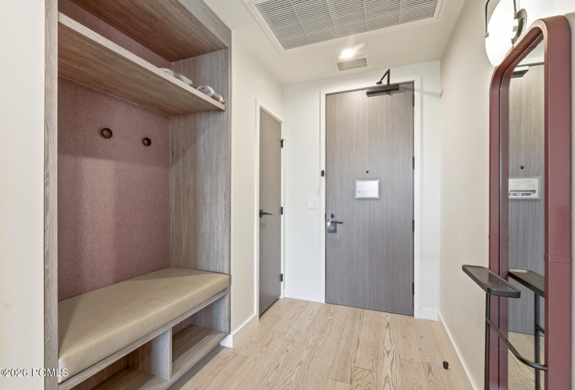 14_Entryway_1800x1200_4311621