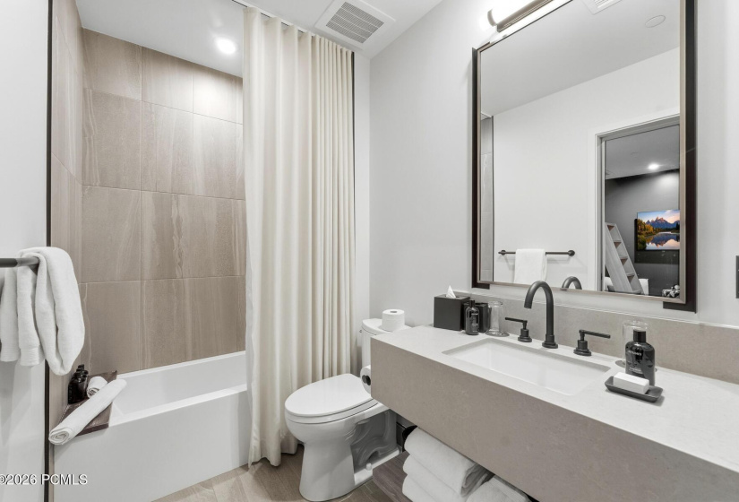 26_Bathroom_1800x1200_4311631