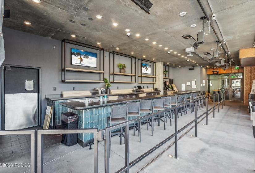 33_Roof-Top-Bar-Area_1800x1200_4312236