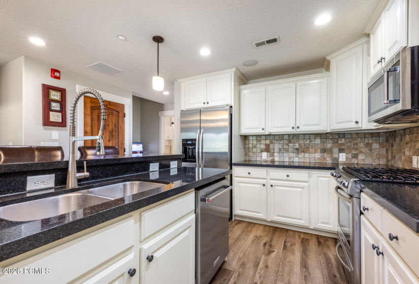 005_13386nalexisdr19_916