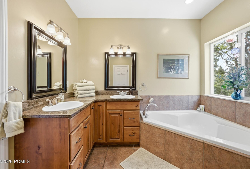 10_Bathroom_1800x1200_4321406