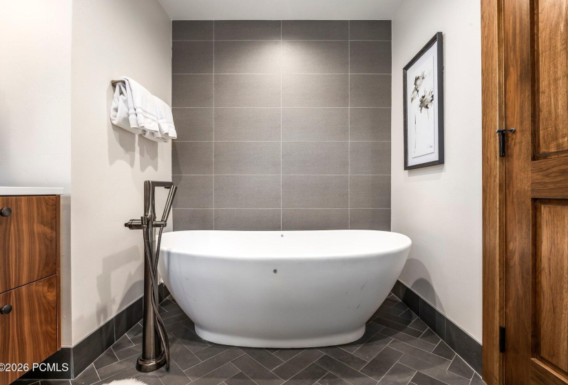 009_7357nvictoryclubdr27_209