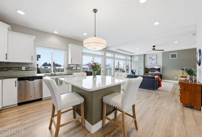 10_Kitchen-Dining_1800x1200_4319738