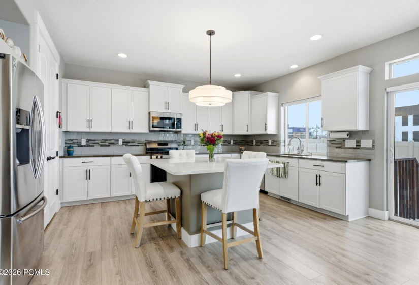 6_Kitchen-Dining_1800x1200_4319736