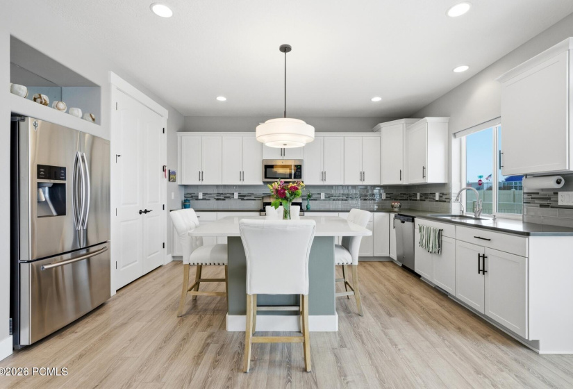 7_Kitchen-Dining_1800x1200_4319739