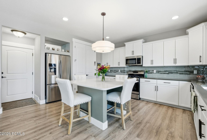 8_Kitchen-Dining_1800x1200_4319735