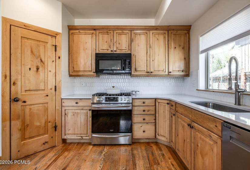 010_3360cedardrive-34_509