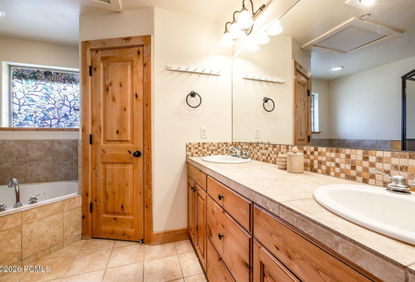 017_3360cedardrive-46_129