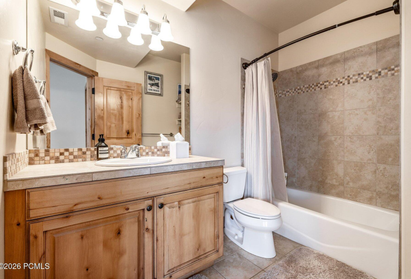 025_3360cedardrive-19_770