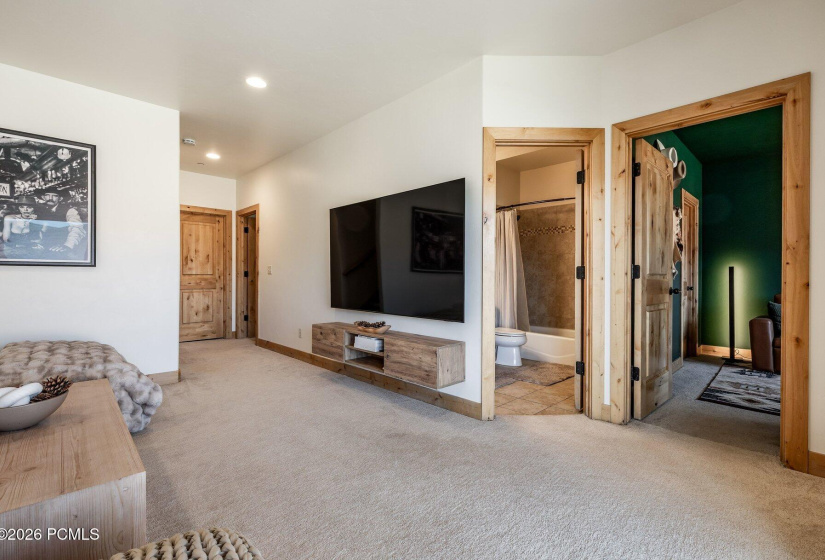 027_3360cedardrive-21_178