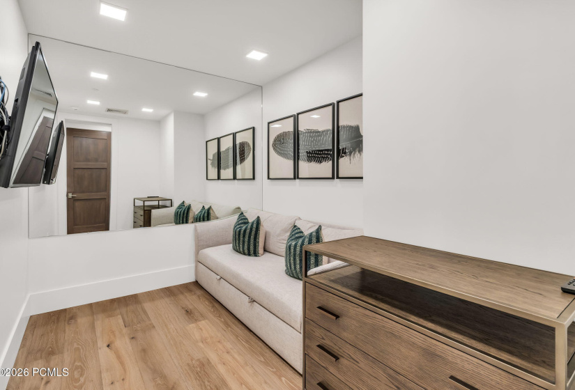 25-web-or-mls-7697-village-way-104