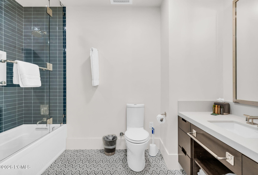 30-web-or-mls-7697-village-way-104