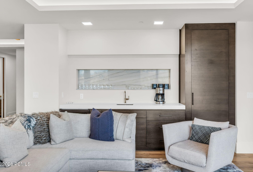 9-web-or-mls-7697-village-way-104