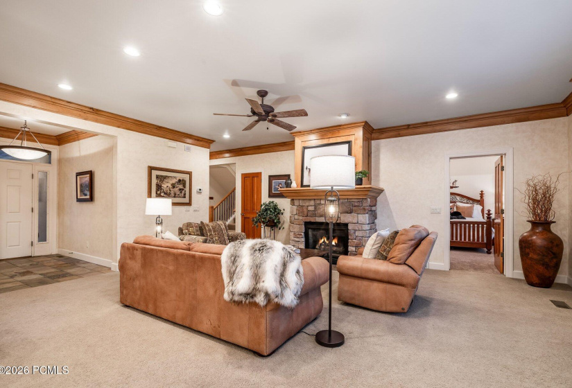 012_1164nvillagecircle-40_380