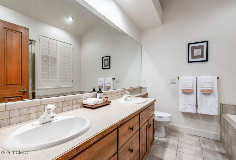 025_1164nvillagecircle-32_507