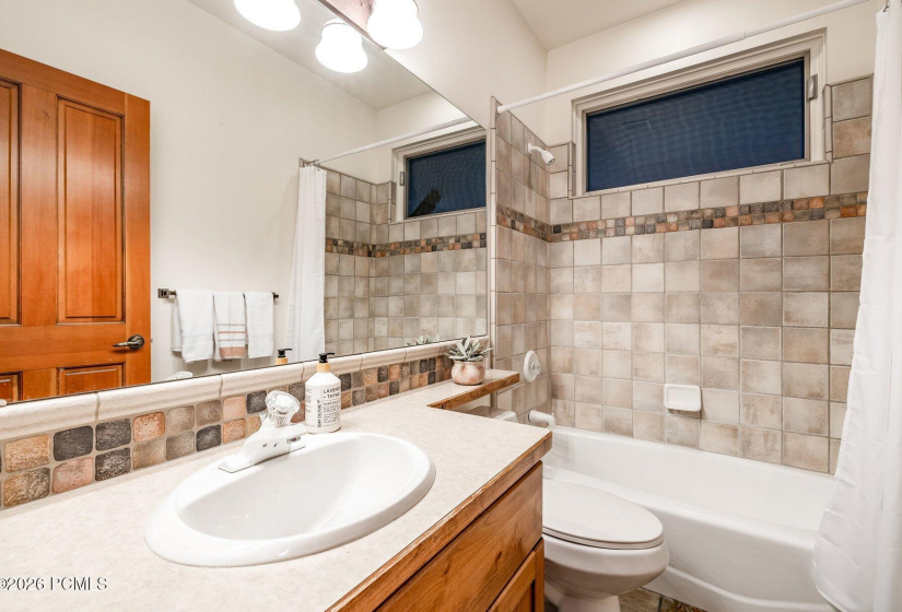 028_1164nvillagecircle-34_509