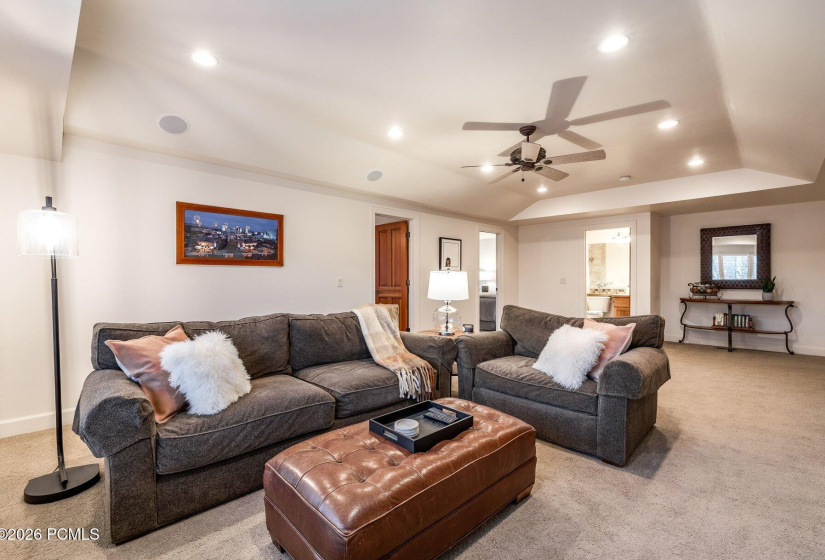 029_1164nvillagecircle-26_352