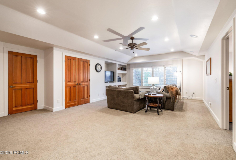 031_1164nvillagecircle-22_96