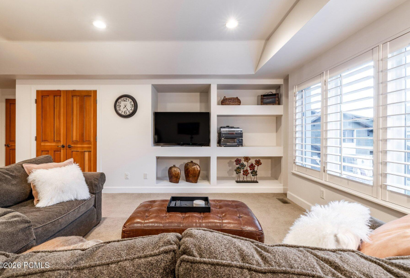 032_1164nvillagecircle-24_850