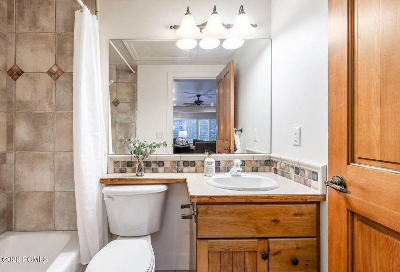 036_1164nvillagecircle-21_275