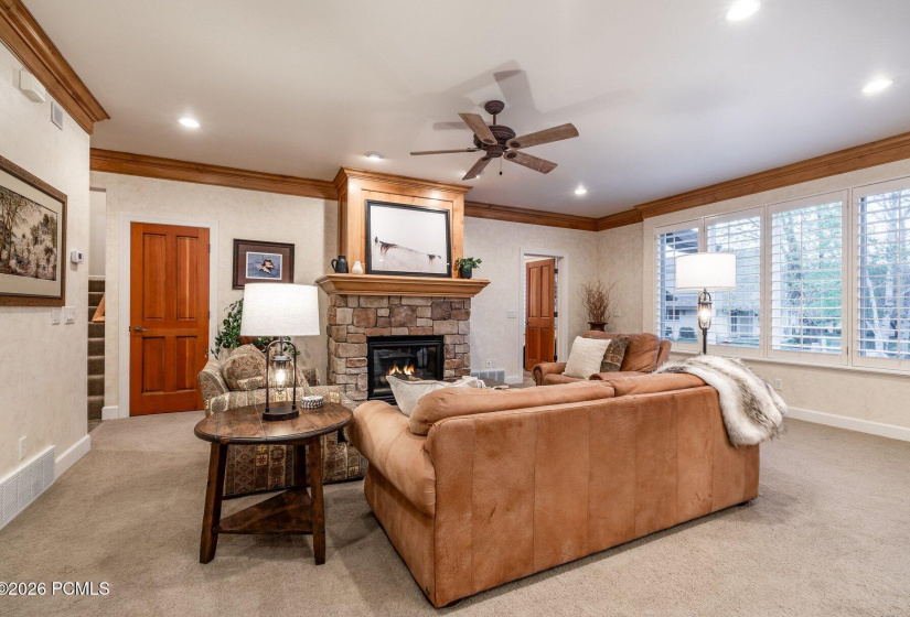 011_1164nvillagecircle-38_986