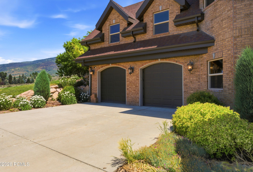 Guest Residence Garage